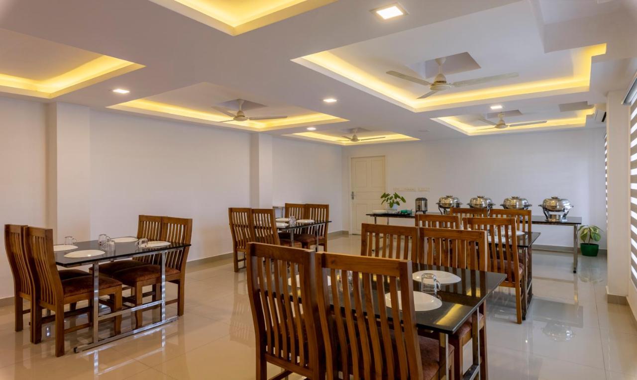 Treebo Trend Airport Avenue Plaza Cochin Airport Hotel Kochi Buitenkant foto